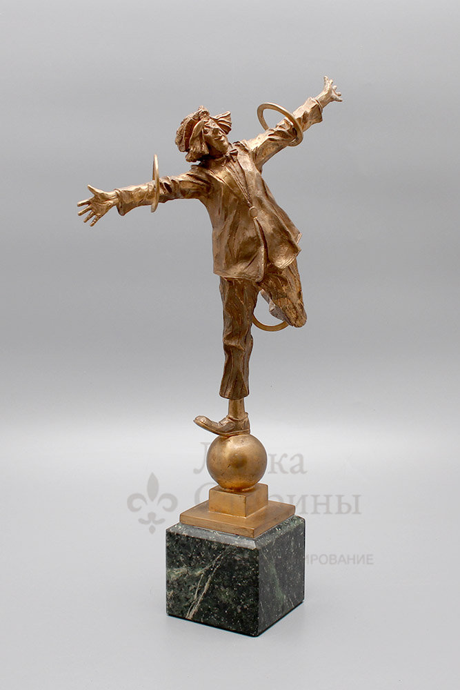 Скульптура «Клоун Олег Попов с обручами», скульптор Игорь Минин, бронза, мраморная подставка, СССР, 1950-60 гг. Фото с нашего сайта dvaveka.ru