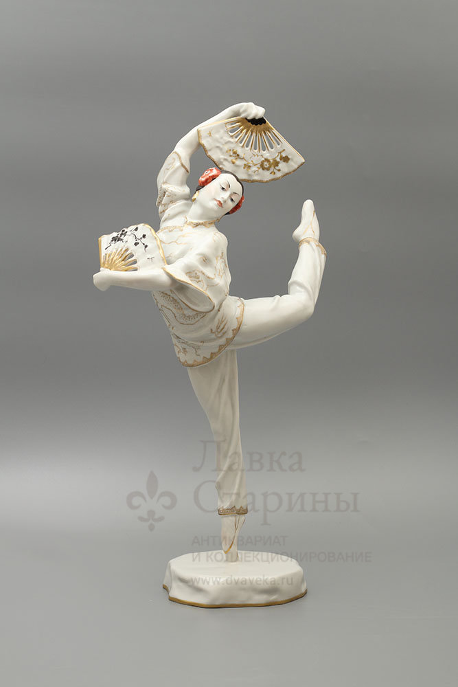 Статуэтка «Г. С. Уланова в партии Тао Хоа в балете «Красный мак» Р. Глиэра», скульптор Е. А. Янсон-Манизер, ЛФЗ, 1950-е. Фото с нашего сайта dvaveka.ru