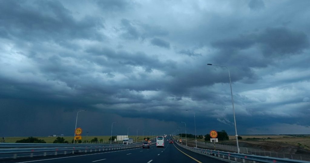 На Дону из-за дождей и сильного ветра объявлено штормовое предупреждение