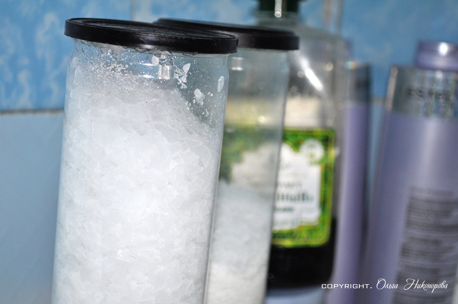 Соль храню в пластиковых колбочках от теннисных мячей. Удобно пользоваться и соль не мокнет.