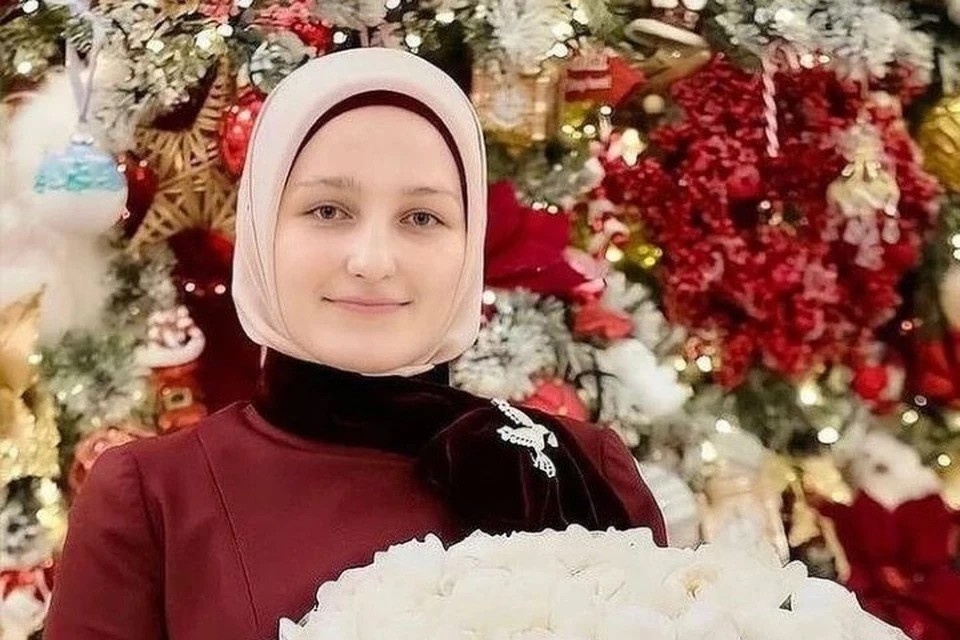    Владимир Путин наградил дочь Рамзана Кадырова Хадижат почетной грамотой Фото: Соцсети
