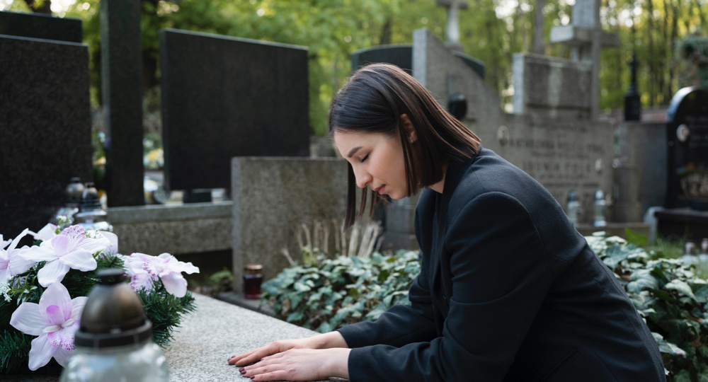 Почему нельзя брать вещи с кладбища: тайный смысл запрета