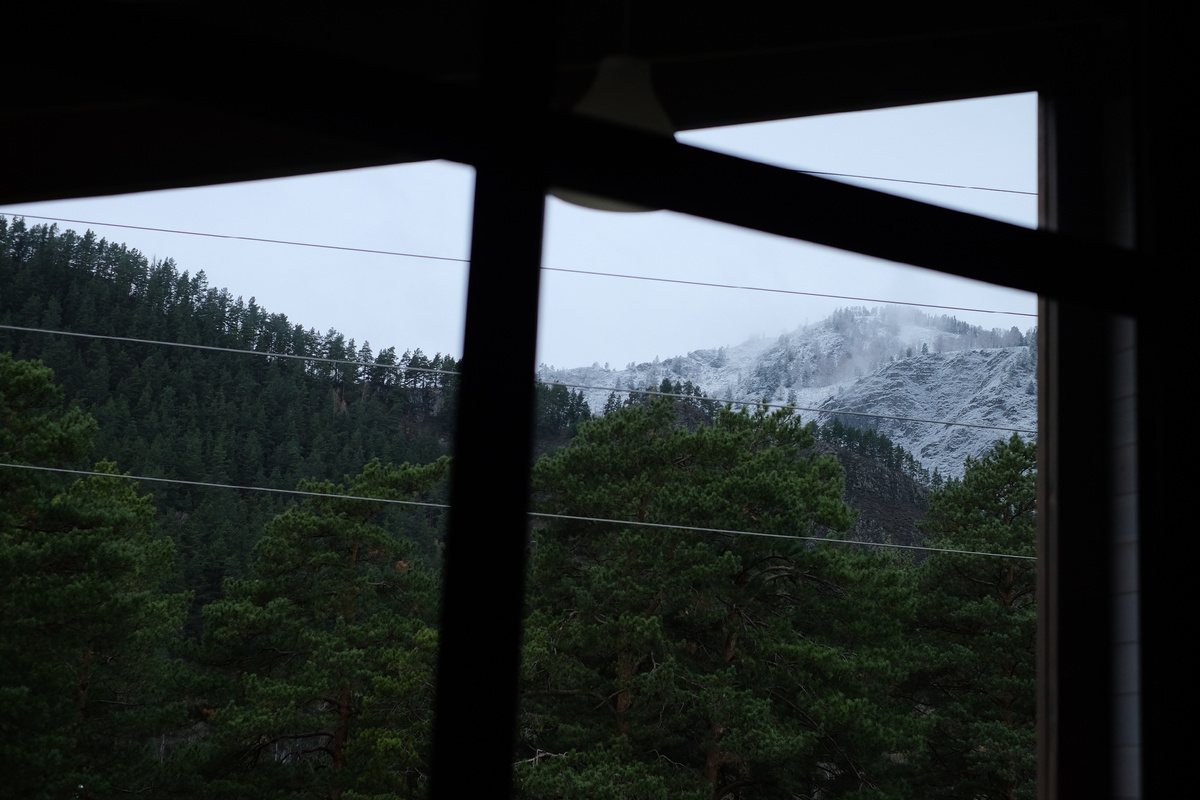 Вид из окна на заснеженные вершины. 