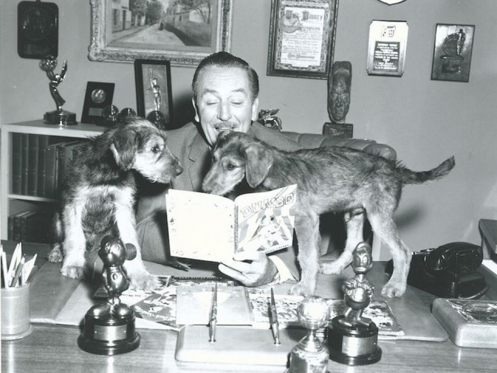 архивные кадры Уолта Диснея с собаками разных пород