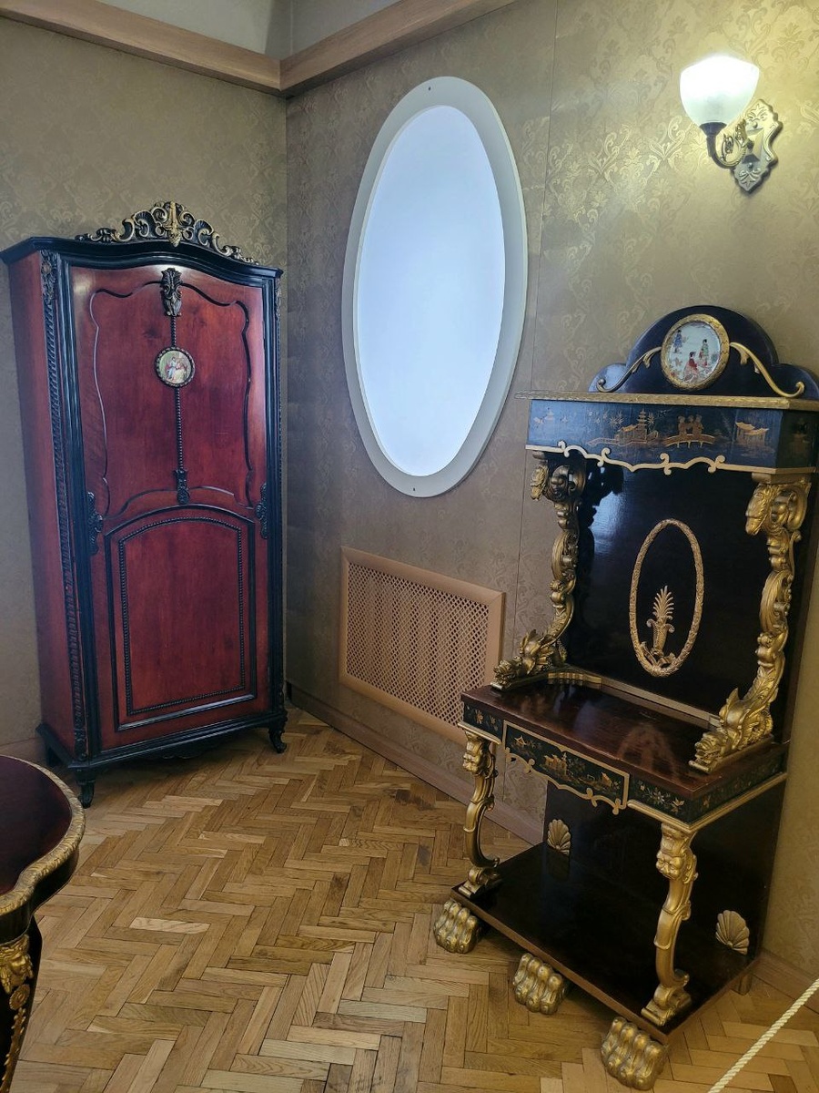 Старинная мебель из коллекции музея