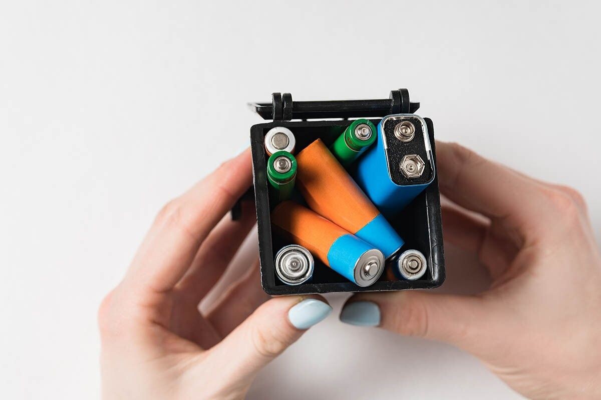 Использованные батарейки откладывайте в одно и то же место. Источник: Serhii Yevdokymov / Shutterstock / FOTODOM📷
