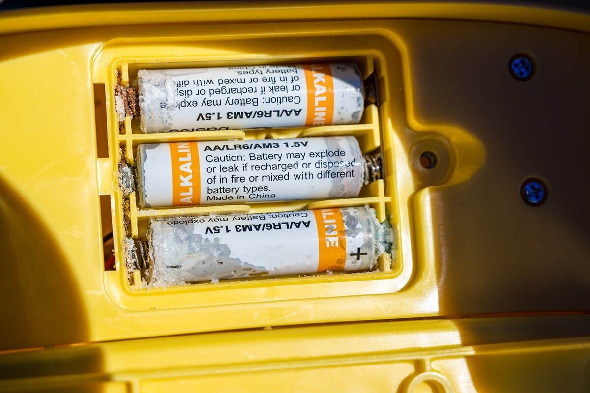 Со временем из батареек выделяются вредные вещества. Источник: Lost_in_the_Midwest / Shutterstock / FOTODOM📷
