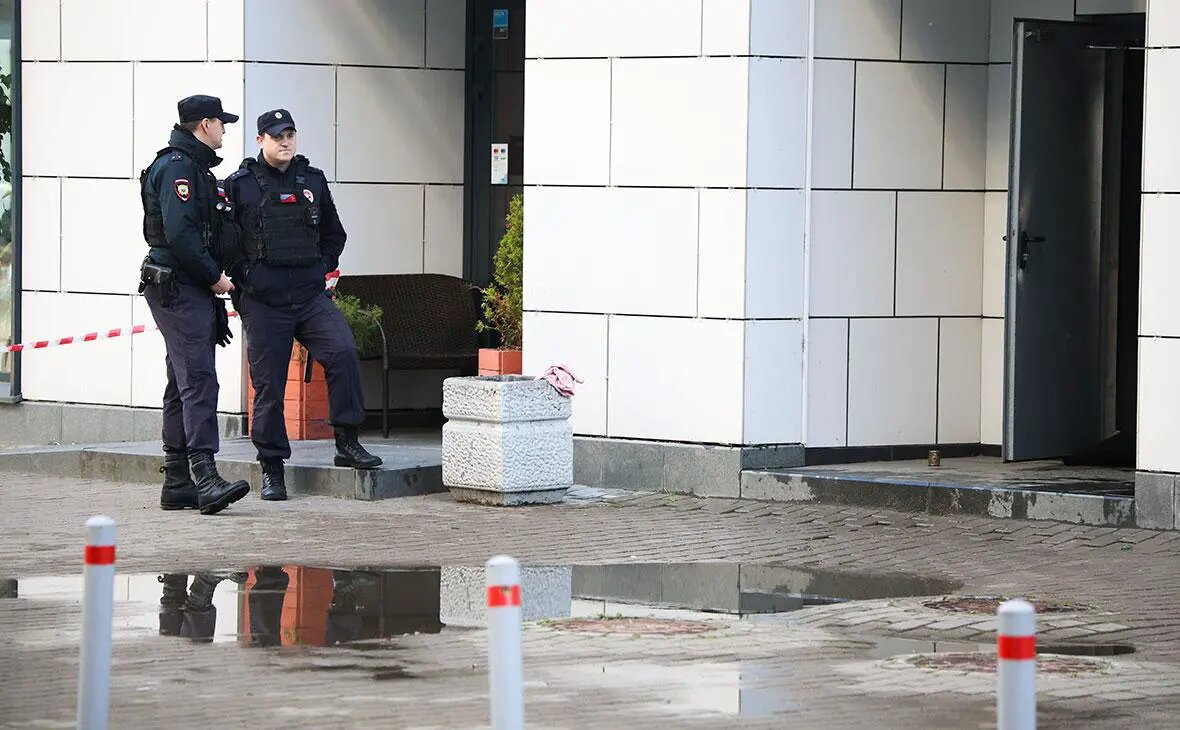    Обстановка на месте убийства архитектора Александра Супоницкого на Кременчугской улице, Санкт-Петербург, 8 октября 2025 года Фото: Валентин Егоршин / ТАСС Полина Белоусова