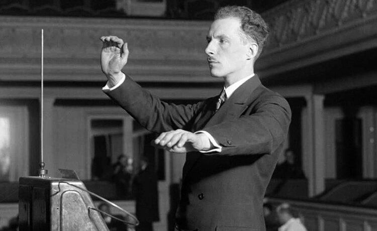 Лев Термен и терменвокс на выступлении в консерватории Москвы. Из открытых источников