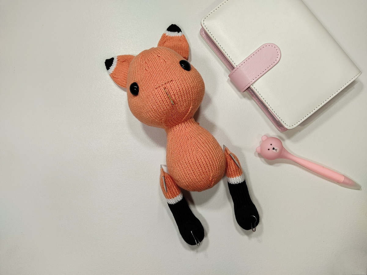 Приложила уши к голове, лапки-ножки к туловищу. Стараюсь определить в каком месте лучше пришить, чтобы образ стал хулиганистым и в то же время милым. Страшненький пока. Но я его уже люблю. 