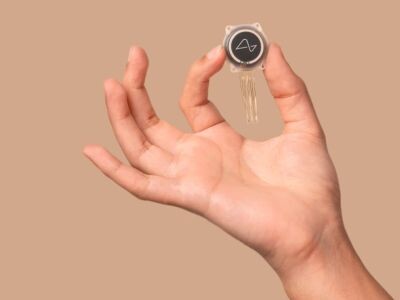    Пациент с имплантом Neuralink может управлять роботизированной рукой