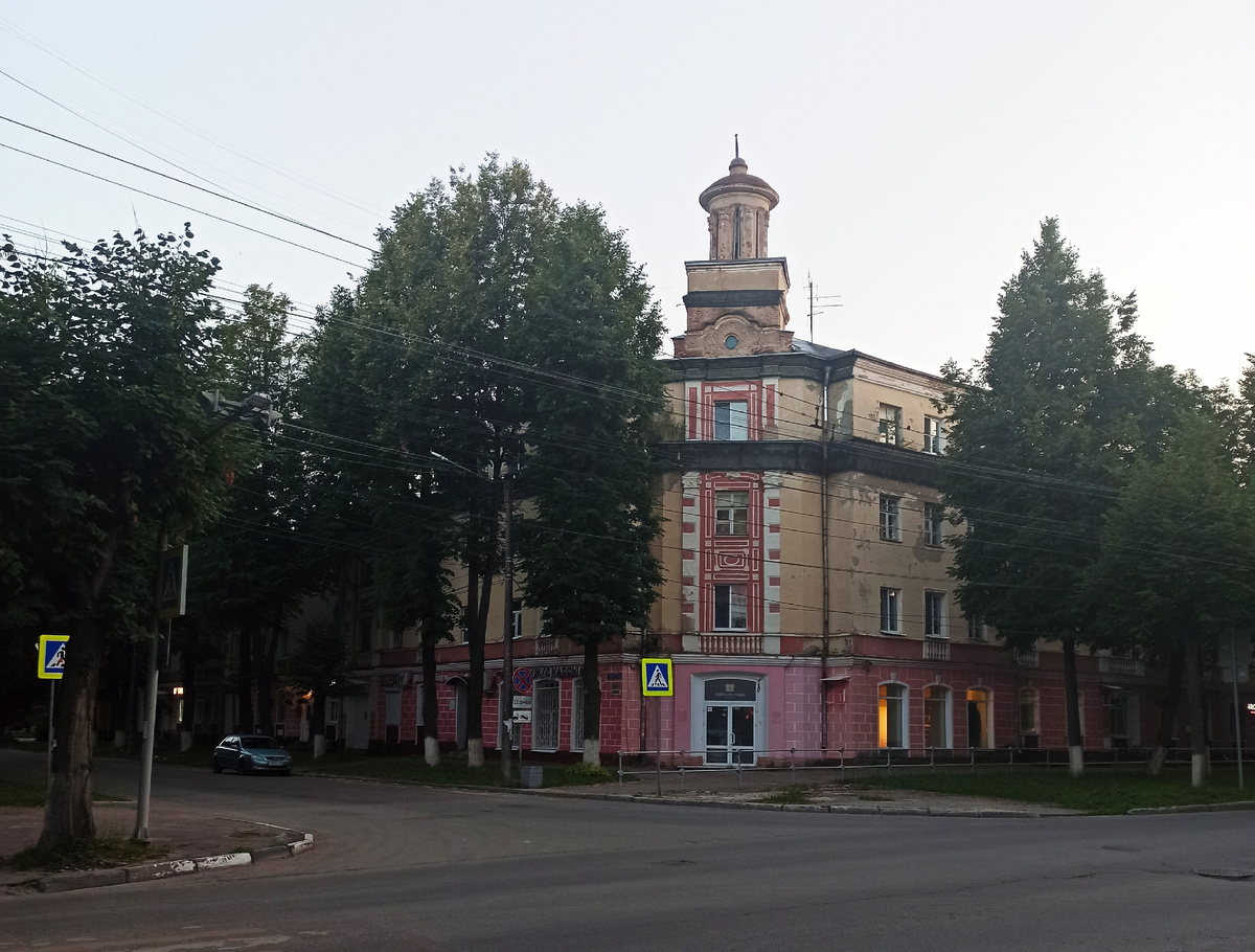 "Домик с башенкой". Фото автора. Листайте карусель