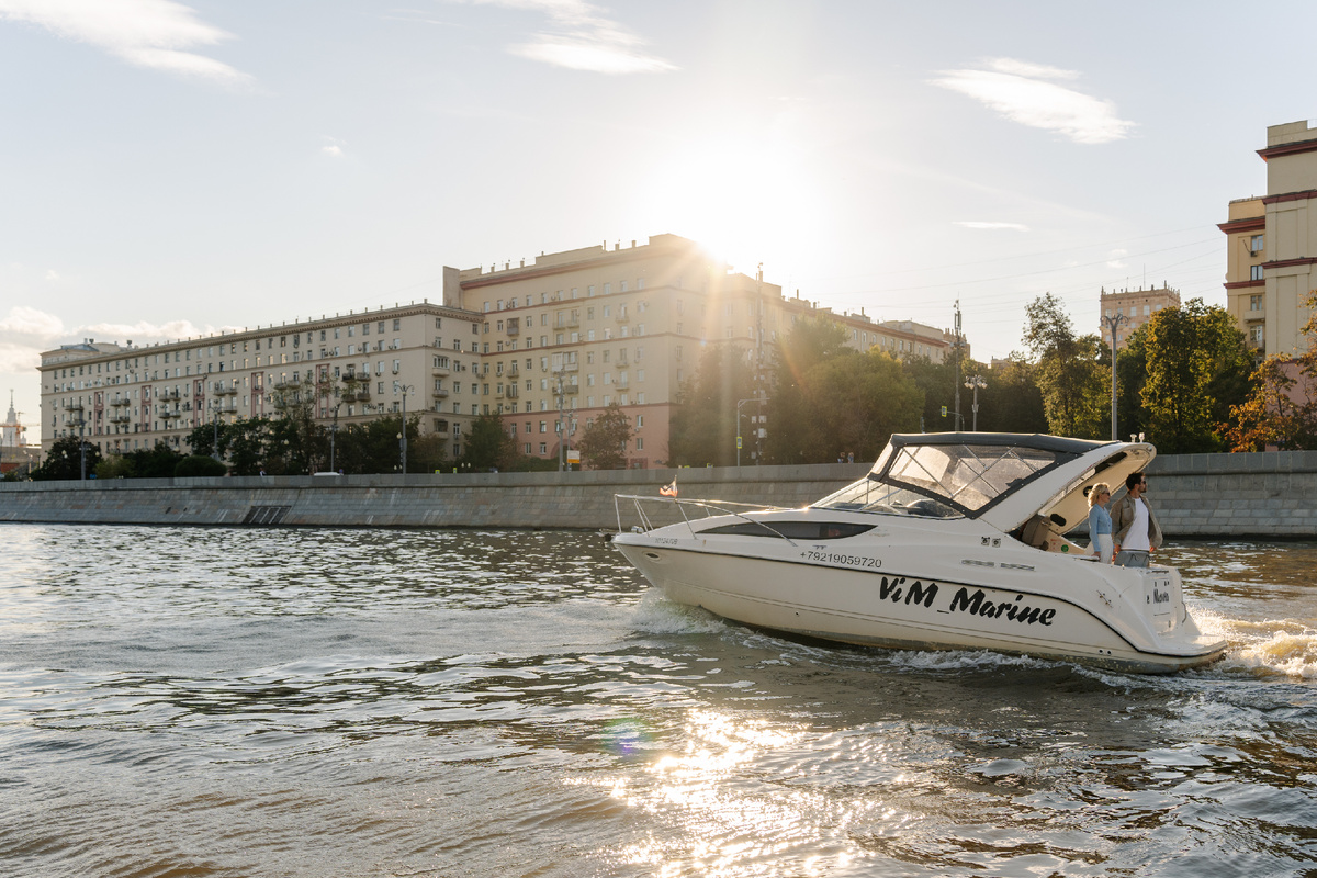 Вид на Фрунзенскую набережную с Москвы-реки