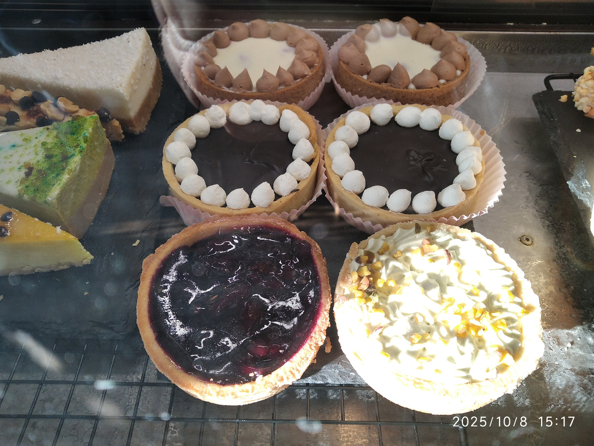 В кофейне много соблазнительных вкусняшек, но мы стараемся беречь фигуру)