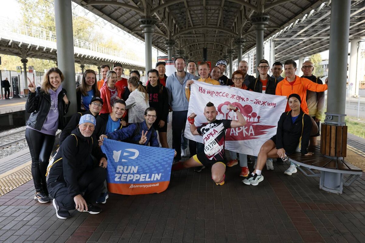 Почти все на этом фото марафонцы и неоднократные. Два моих клуба встретились рано утром, чтобы выдвинуться в Лужники. А я проспал😁