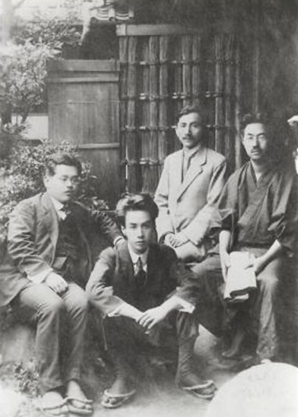 Молодой Рюноскэ Акутагава с университетскими друзьями
