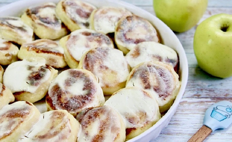 Сырники с манкой и сметанной шапкой: секрет нежности и идеальной формы