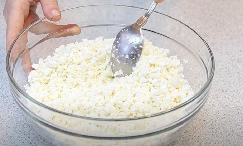 Сырники с манкой и сметанной шапкой: секрет нежности и идеальной формы