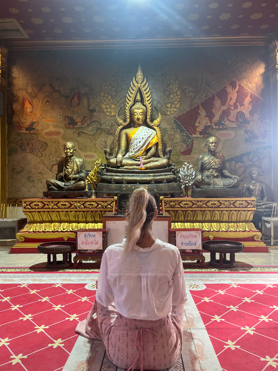 Отказ позволять другим контролировать наши решения — это не проявление жесткости, а акт глубокой любви к себе и признания своей ценности. В этом заключается подлинная сила: жить в согласии с собой, не поддаваясь давлению и не позволяя чужим эмоциям становиться поводом для ограничения собственной свободы.