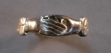 Серебряное кольцо со щитком в виде соединенных рук.Лондон, XV в.