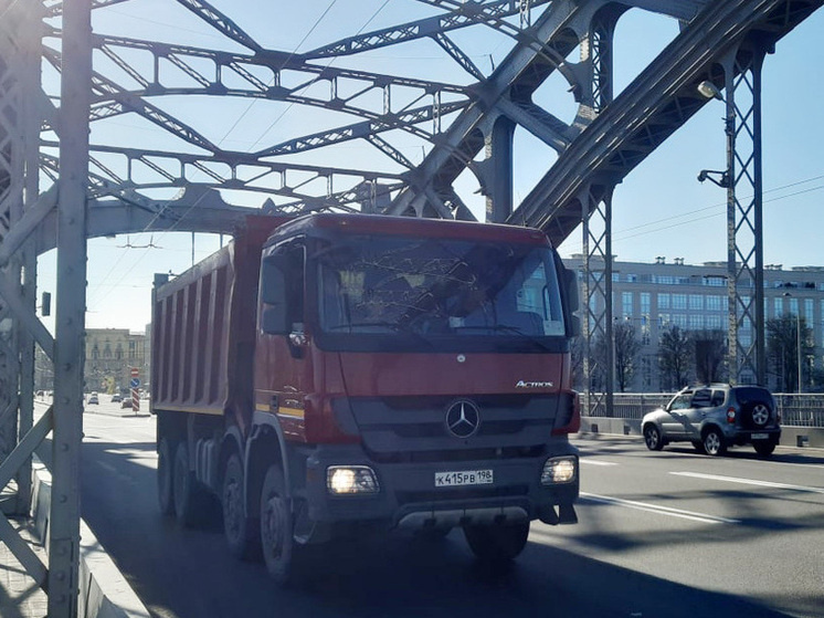     Водителям грузовиков готовы платить более 150 тысяч рублей. «МК в Питере»