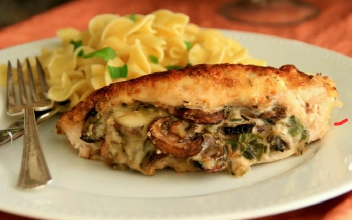 Свиные кармашки с грибами и сыром.