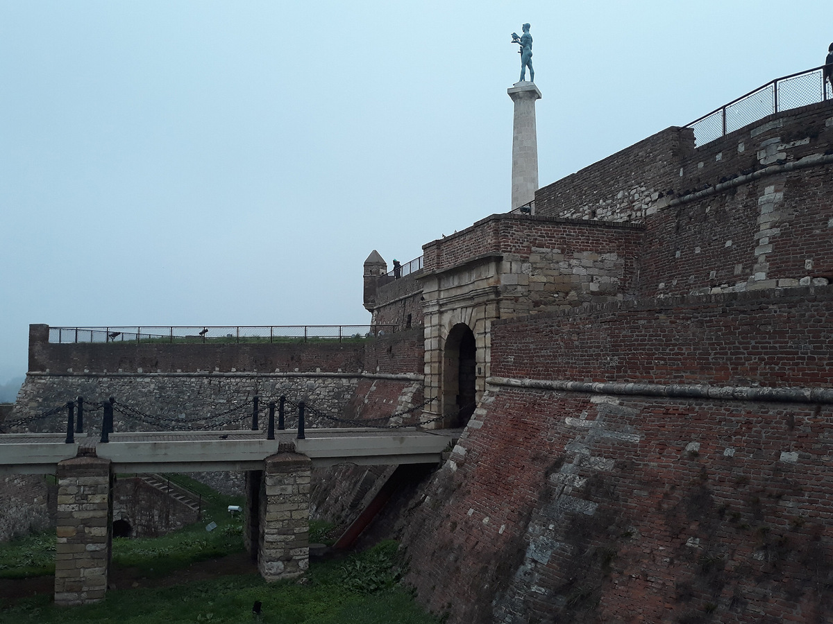 Королевские ворота и памятник Победителю вдалеке. Со стен крепости можно полюбоваться на слияние рек Савы и Дунай. Часто жители города приходят сюда на закат. Фото: Кристина Рудич