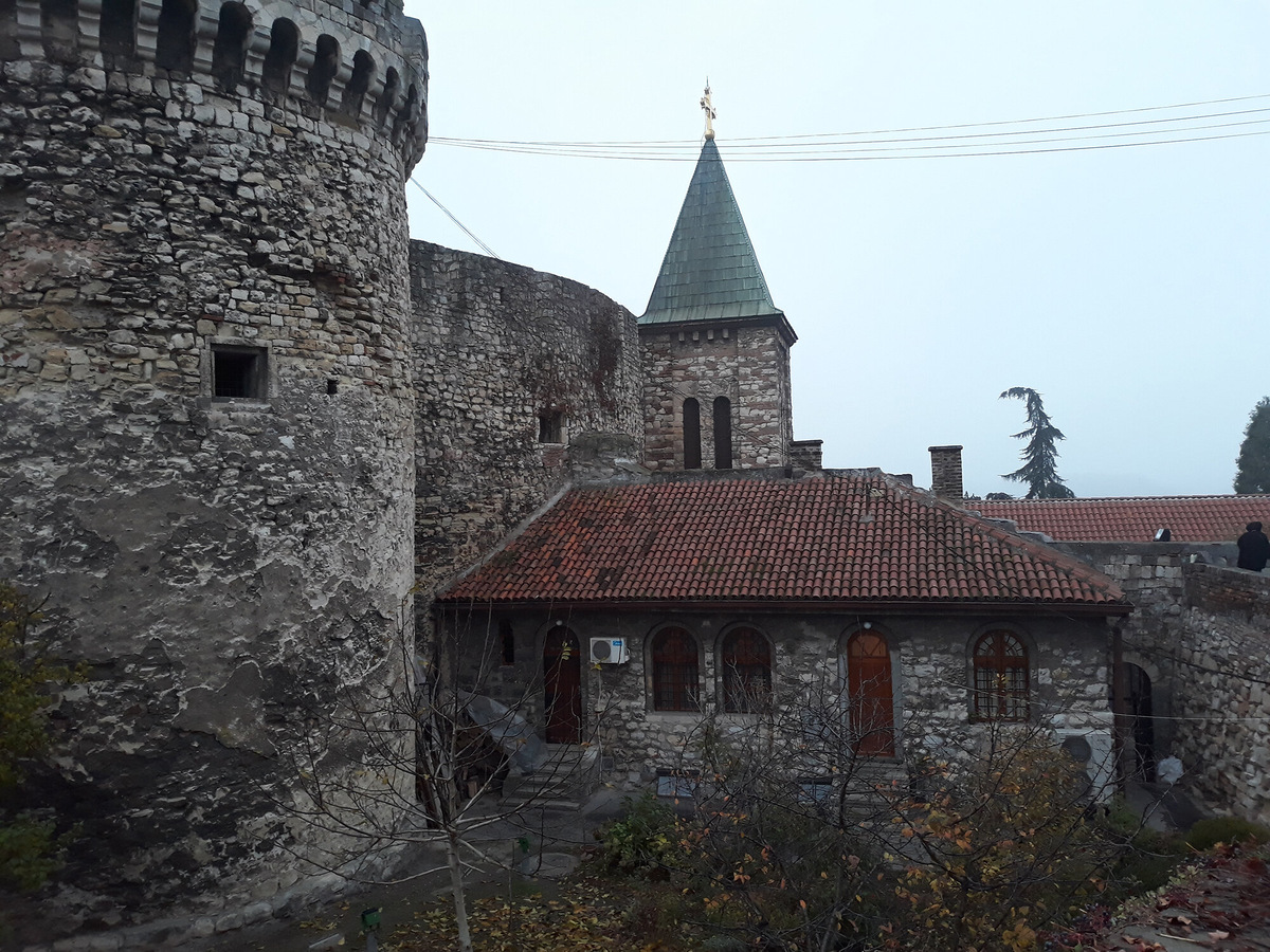 Светильники в церкви Ружица сделаны из гильз и штыков Первой мировой войны. Фото: Кристина Рудич