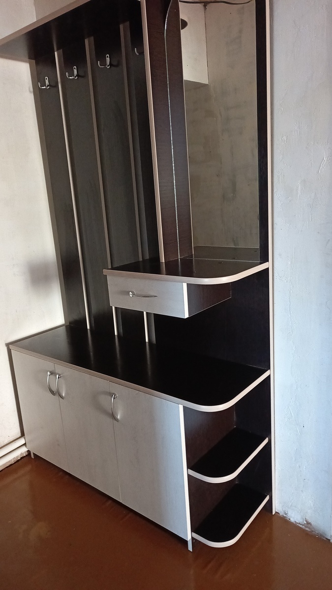 На этом фото я запечатлел современный шкаф с зеркальными дверцами и полками. Он выполнен в минималистичном стиле, что придает ему элегантный и стильный вид. Шкаф имеет несколько отделений, что позволяет удобно организовать хранение вещей. Зеркальные поверхности не только увеличивают пространство, но и добавляют света в комнату. Этот предмет мебели идеально вписывается в интерьер, создавая гармоничную и уютную атмосферу. Я очень доволен покупкой и рекомендую его всем, кто ищет функциональное и красивое решение для своего дома.