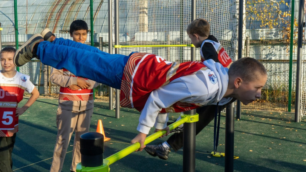   В Урае обновили школьный стадион и установили оборудование для маломобильных учеников