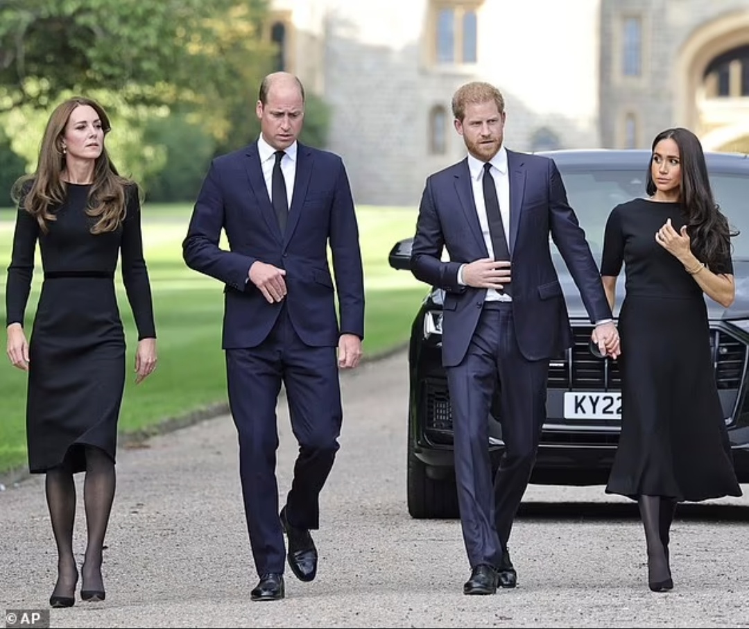 В примечательных сценах после смерти королевы в прошлом году принц и принцесса Уэльские вместе с герцогом и герцогиней Сассекскими совершили прогулку в Виндзоре.