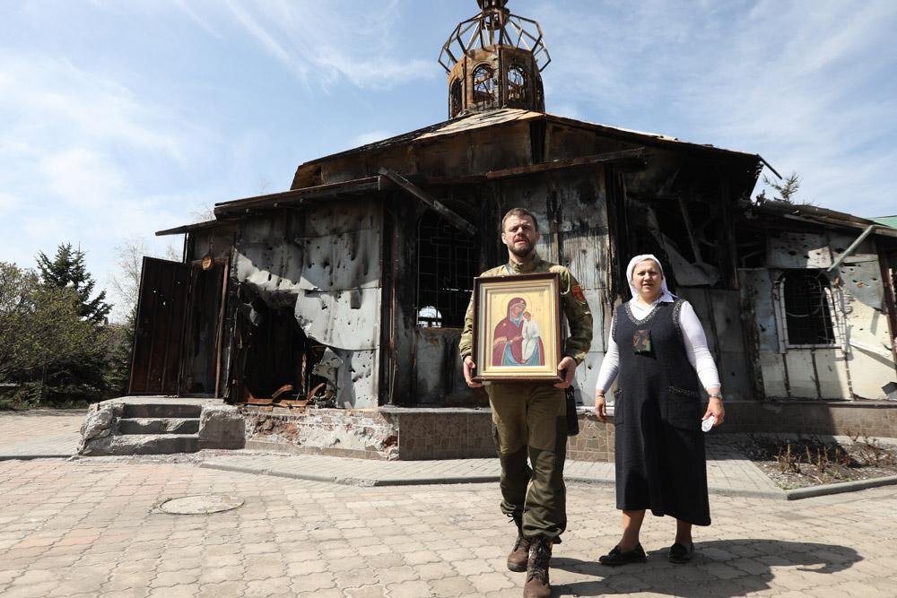 На Донбассе ВСУ  разрушили почти 200 храмов. У руин Свято-Преображенского храма в Волновахе. Фото:  Владимир Аносов/РГ.