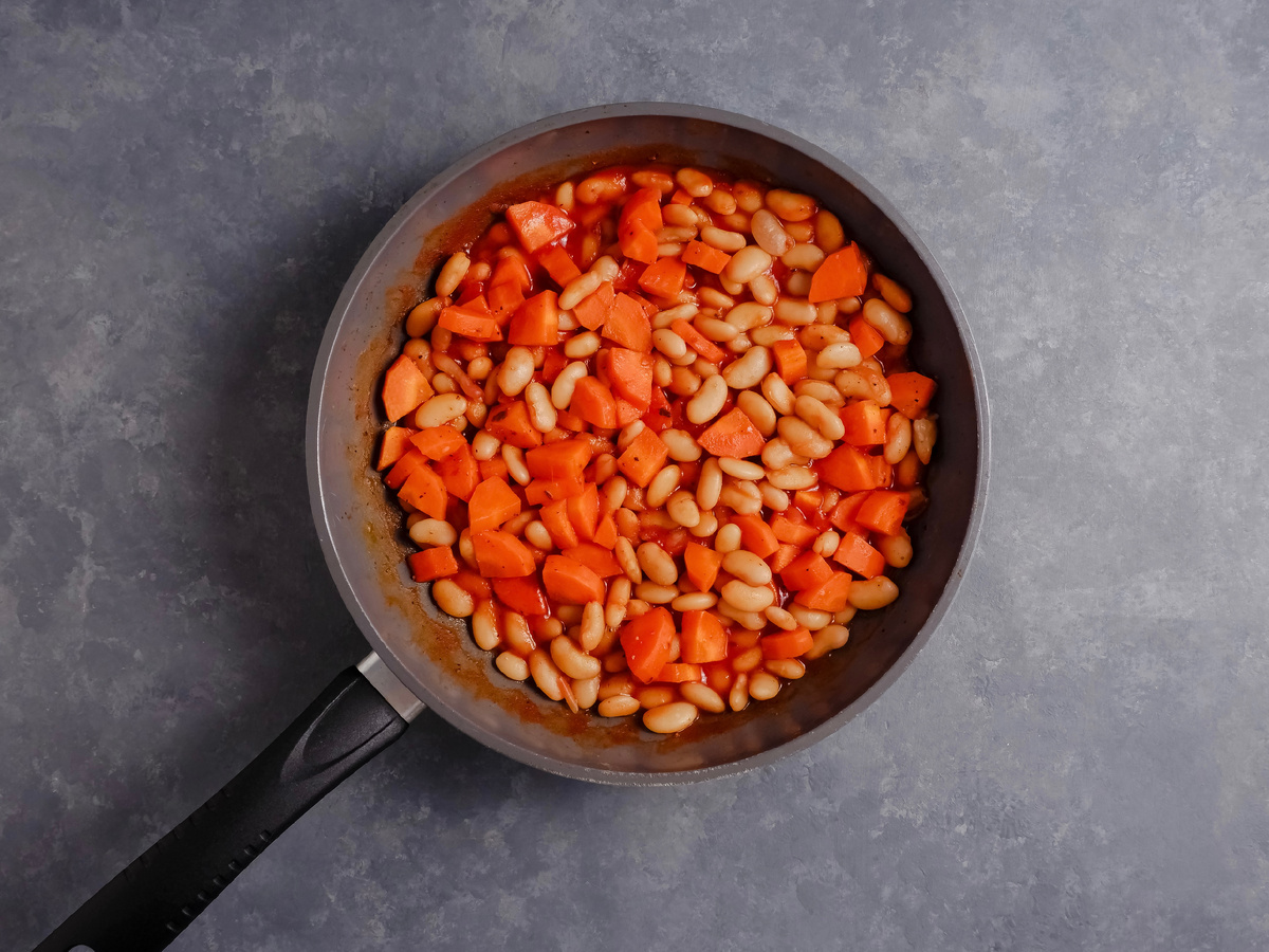 Готовый гарнир: тут у меня морковка, помидоры + томатный соус, и белая фасоль из банки. Добавляем сюда любимый белок, зелень - и готово!