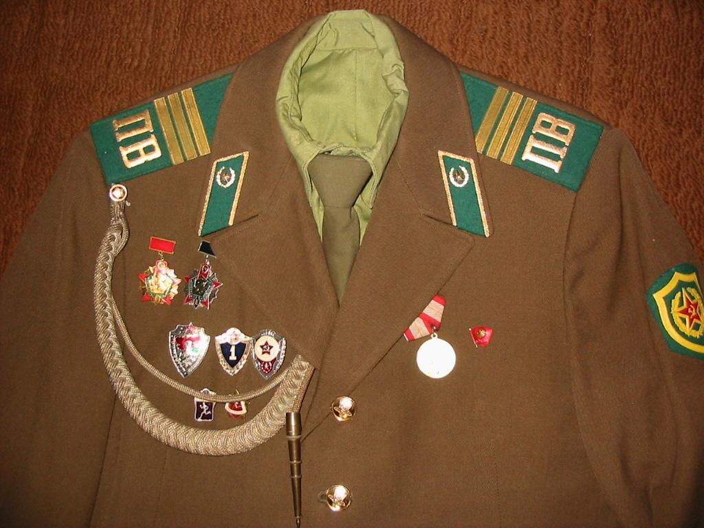 что за медаль рядом с комсомольским значком?