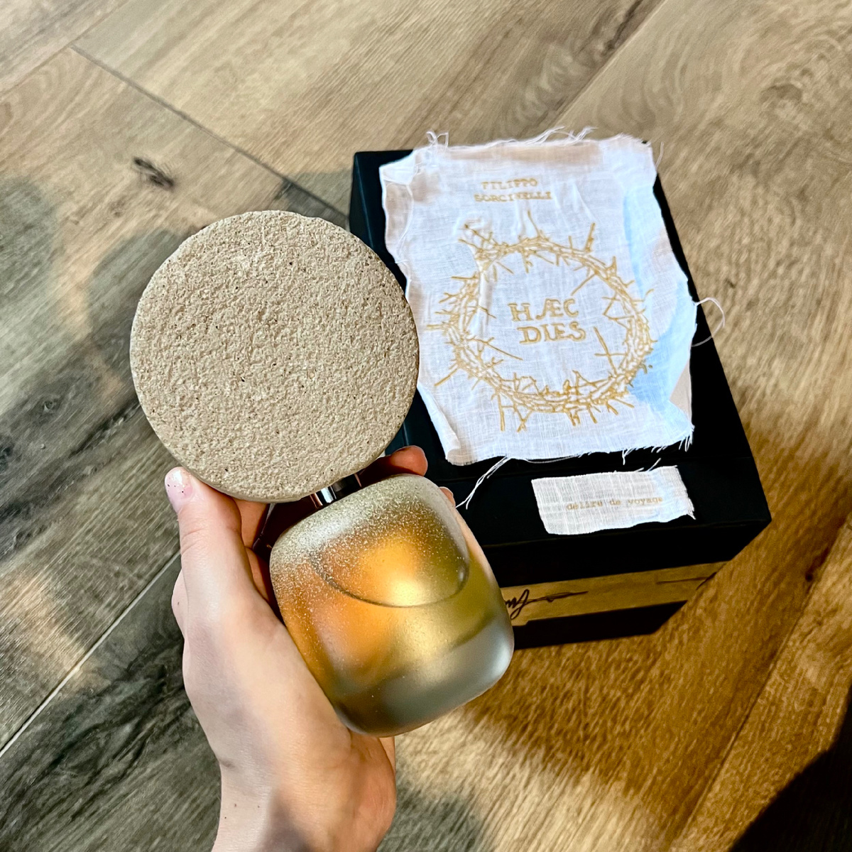 Вот такие необычные духи с крышкой из настоящего камня