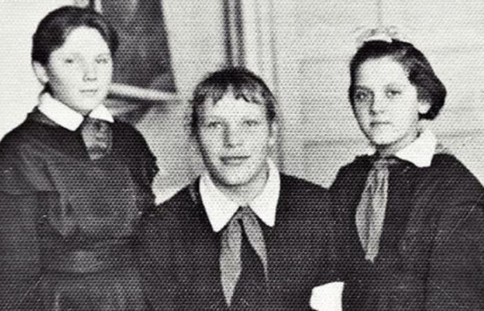 Ульяна Семенова в годы детсва. Фото с подругами.