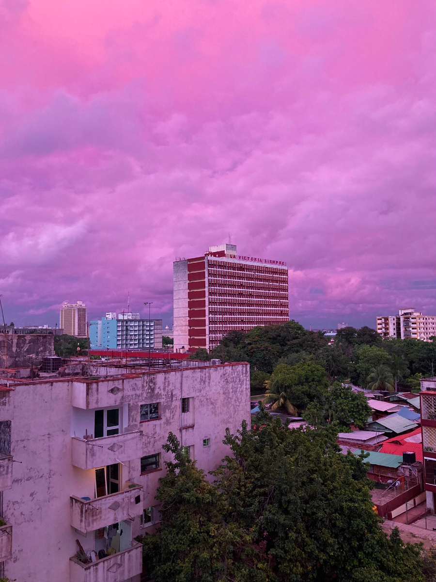 А вот такое небо видим перед закатом, но солнце садится с другой стороны здания