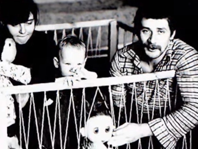 Мама Мириам Александрович, Ян Александрович-Краско и отец Андрей Краско / кадр из передачи «Пусть говорят»