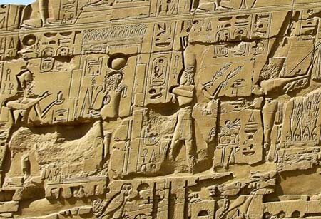 Таинственные иероглифы на стенах египетских храмов веками хранили молчание. Ученые считали их лишь набором священных символов, не поддающихся прочтению