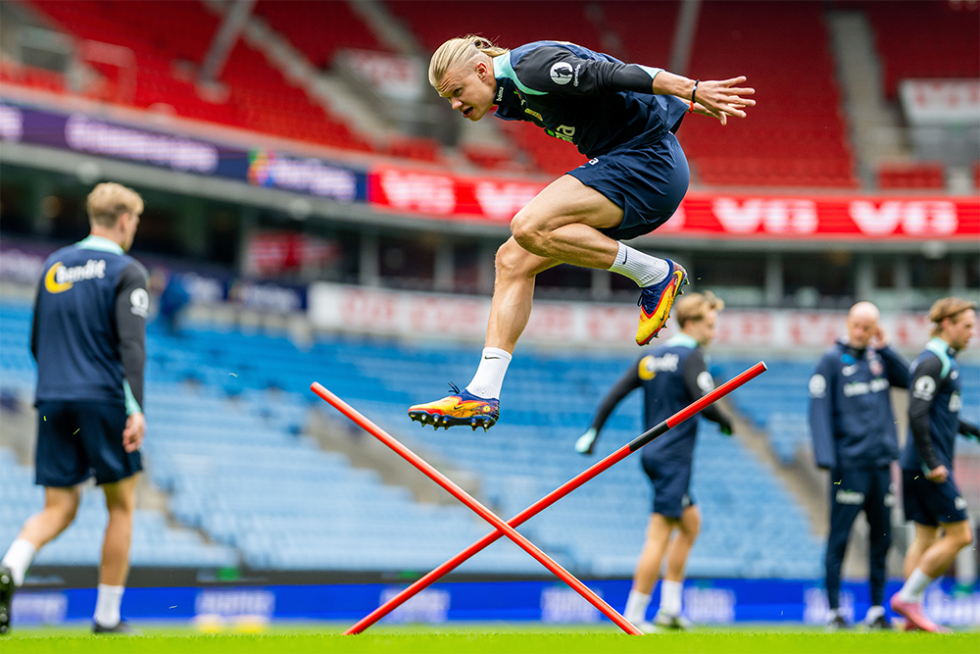 Норвежец Холанн забил уже девять мячей и лидирует в списке бомбардиров отбора на ЧМ-2026. / Zuma \ TASS