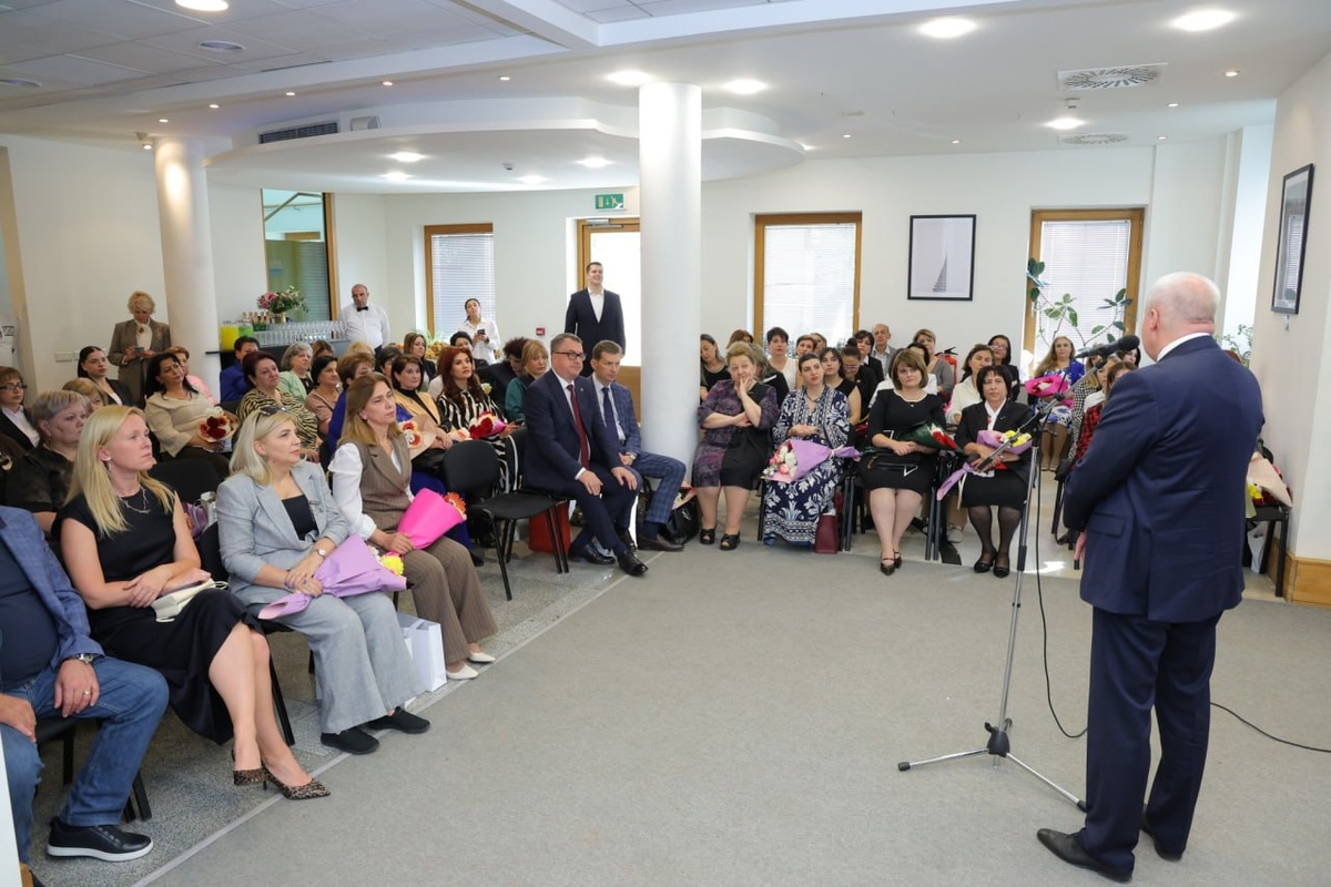 Посол РФ Сергей Копыркин поздравил педагогов с Днем учителя на вечере в Русском доме (8 октября 2025). Еревaн © Photo : Русский дом в Армении