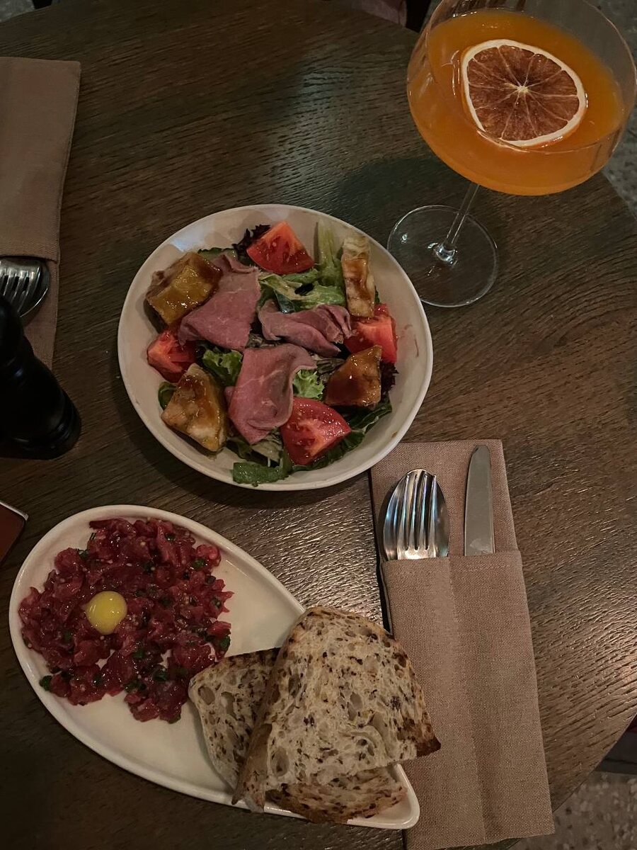 Тар-тар, салат с ростбифом и маргарита с перцем