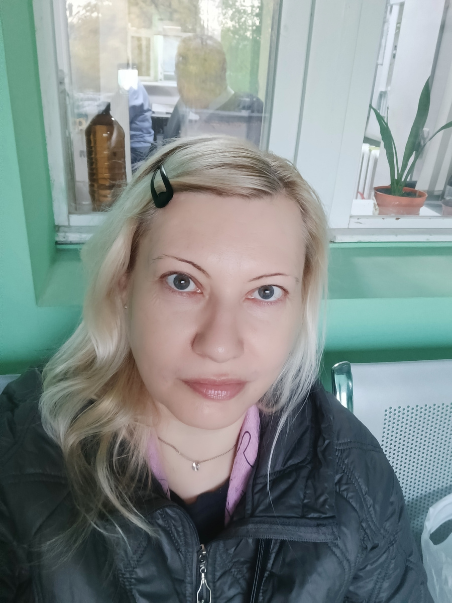 Жду мужа на проходной фабрики. 