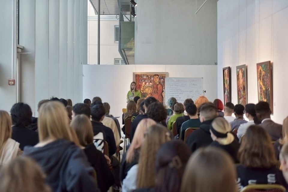    На выставке представлены 19 работ 17 художников. Фото: Департамент информационной политики региона