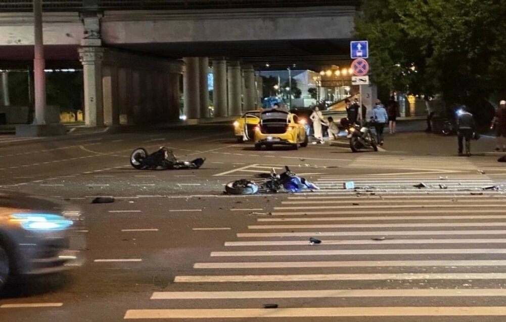 Авария на пересечении Хамовнического Вала и Комсомольского проспекта в Москве. Фото: соцсети