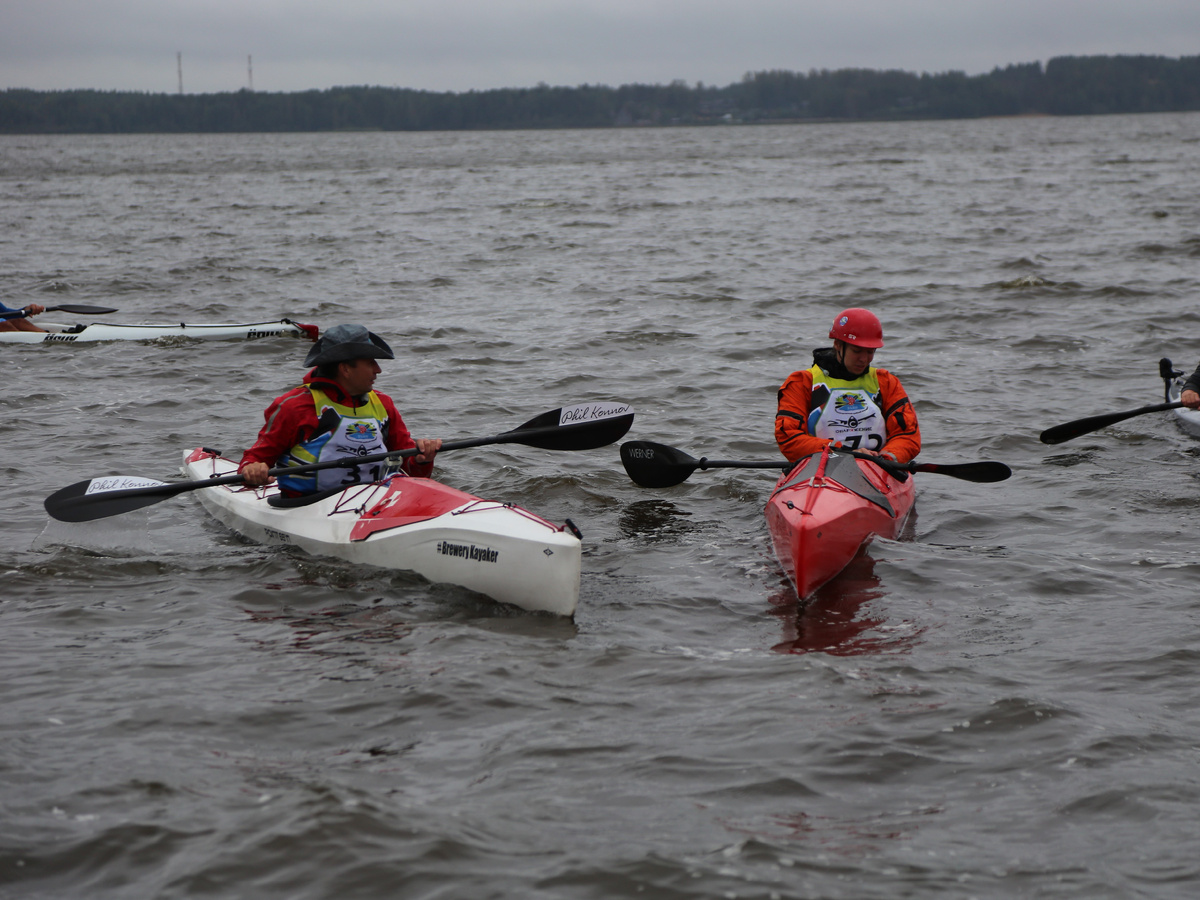 Фил Коннов и Надежда Абрамова на каяках Point65 Bourbon 17 перед стартом