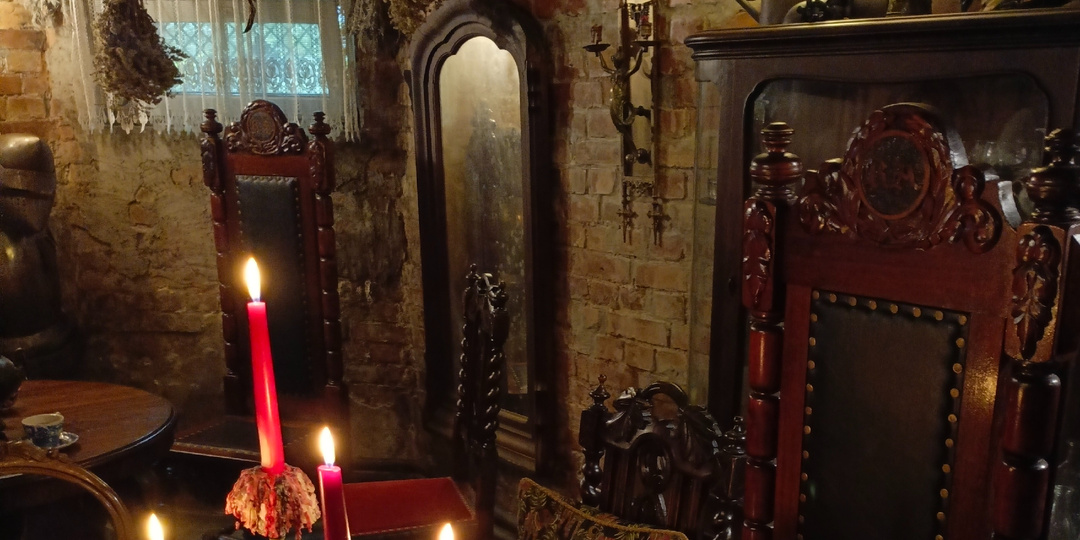 Какие тайны скрывает зеркало в немецком особнике, которому 200 лет? Обзор дома с горгульями в Калининграде.