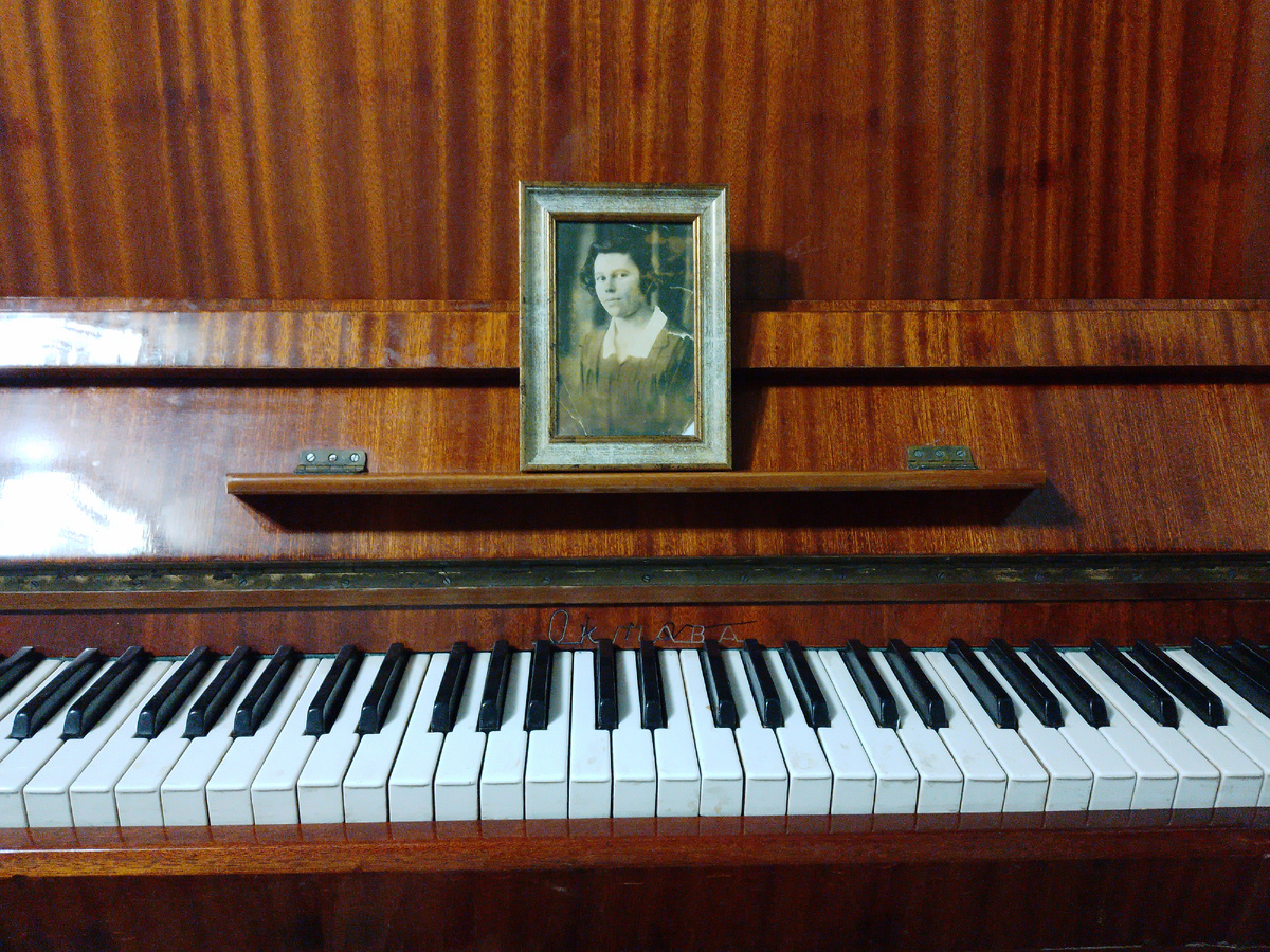 Портрет бабушки-Шляпиной Нины Семёновны, и пианино, которое она подарила моей старшей сестре. Фото автора.