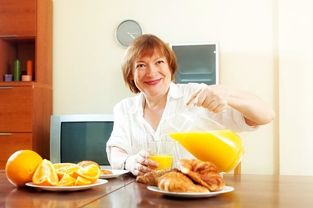 Завтракайте в течение первого часа после пробуждения. Даже если это просто творог с ложкой орехов или омлет — важно запустить обмен веществ вовремя.
