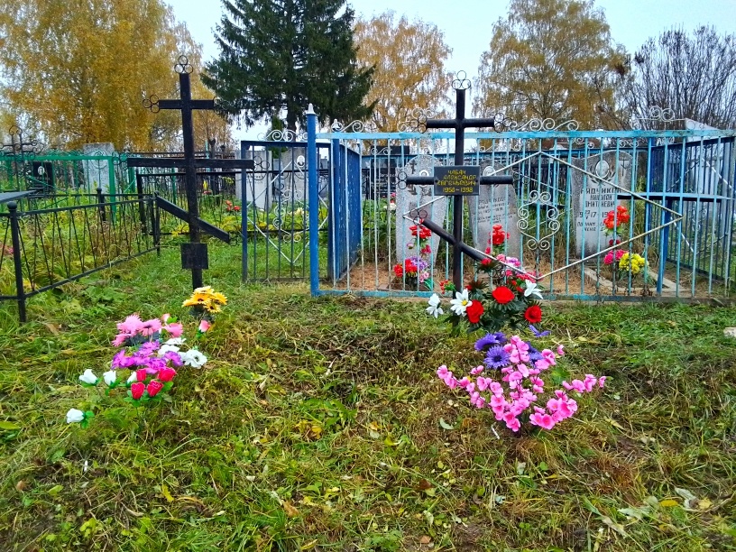 Скосили траву, освежила буквы на табличке, цветов привезла.